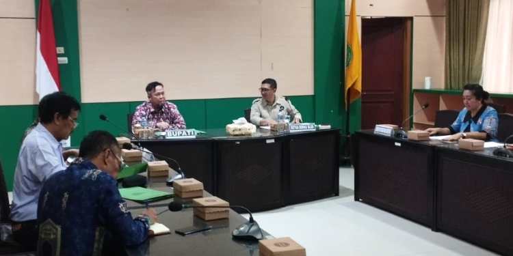 FOTO: IST/MATAKALTENG - Bupati Katingan Saiful, saat pimpin langsung pelaksanaan rapat dewan pengawas BLUD RSUD Mas Amsyar.
