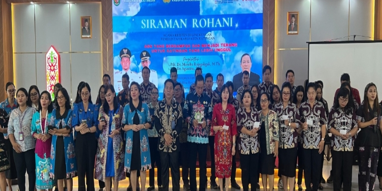 FOTO: IST/MATAKALTENG - Suasana siraman rohami agama Kristen di lingkup Pemkab Katingan, dihadiri Pj Sekda Christian Rain.