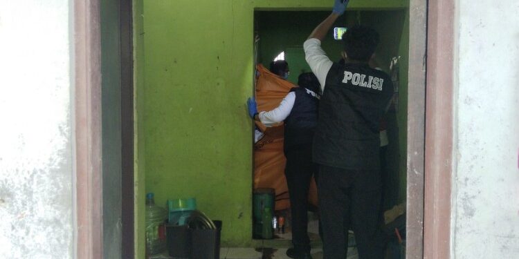 FOTO: AGUS/MATAKALTENG- Anggota Kepolisian saat mengevakuasi jasad pria yang diduga bunuh diri pada Senin, 29 September 2025 siang.
