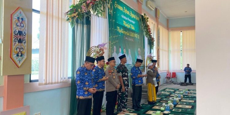 FOTO : MATAKALTENG - Kasdim 1019/Katingan Mayor Inf Slamet Dyanur, turut hadir pada kegiatan siraman rohani sekaligus peringatan maulid nabi, di Rujab Bupati setempat.
