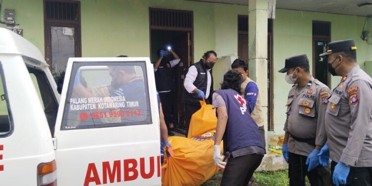 FOTO: AGUS/MATAKALTENG - Petugas kepolisian saat evakuasi pria yang gantung diri di sebuah barak di Jalan Walter Condrat, Gang Ria Mentaya, Baamang Tengah, Sampit, Senin, 29 September 2025.