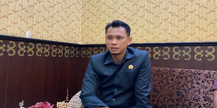FOTO: IST/MATAKALTENG - Wakil Ketua II DPRD Kalteng, Muhammad Ansyari, saat diwawancarai awak media.