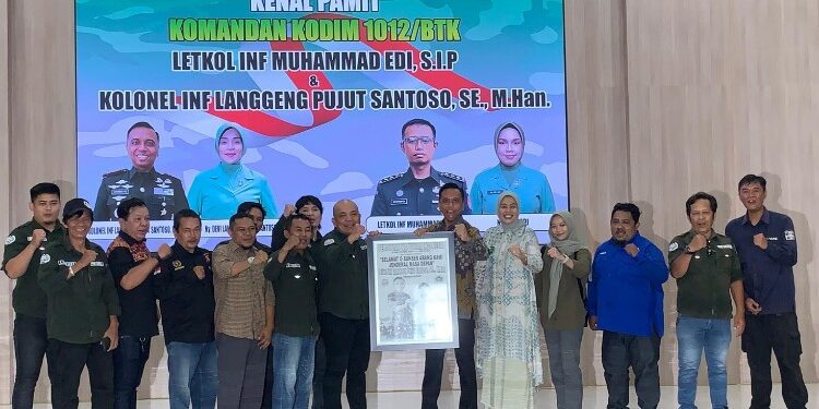 FOTO: MATAKALTENG - Ketua PWI Barsel Julius Sinaga bersama anggota, Saat menyerahkan cindera mata kepada Kolonel Inf Langgeng Pujut Santoso,dalam gelaran pisah sambut Dandim 1012 Buntok Barito Selatan.