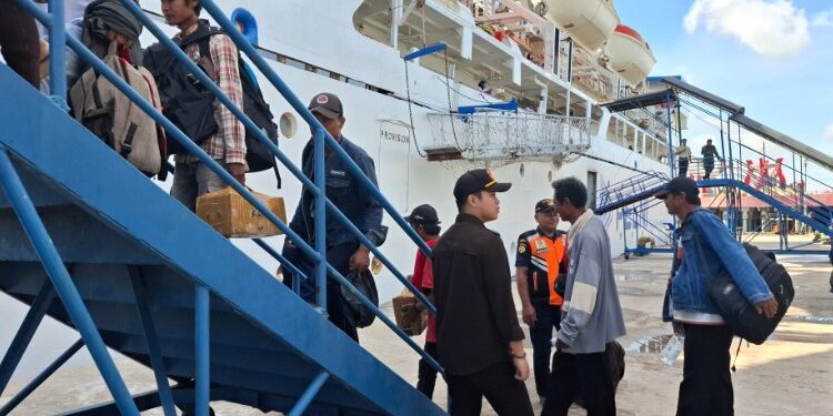 Foto:DOK/MATA KALTENG - Suasana keberangkatan kapal di Pelabuhan Sampit.
