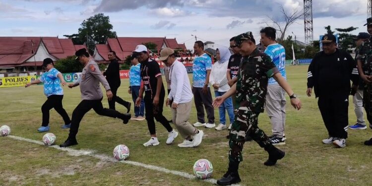 Foto:IST/MATA KALTENG - Pembukaan Gubernur Cup di stadion 29 November Sampit.