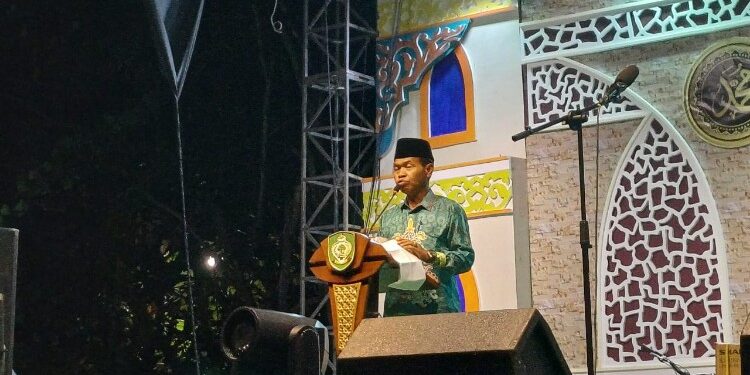 Foto:MATA KALTENG - Camat Baamang Sufiansyah saat membacakan juara dalam MTQ ke-56 dan FSQ Kotim 2025.