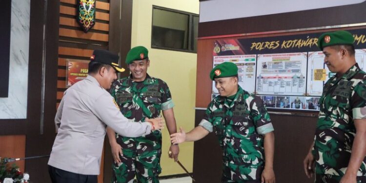 FOTO: IST/MATAKALTENG- Kapolres Kotim AKBP Resky Maulana Zulkarnain bersama Dandim 1015/Sampit Letkol Inf Dwi Candra Setyawan dalam kunjungan silaturahmi di Mapolres Kotim.