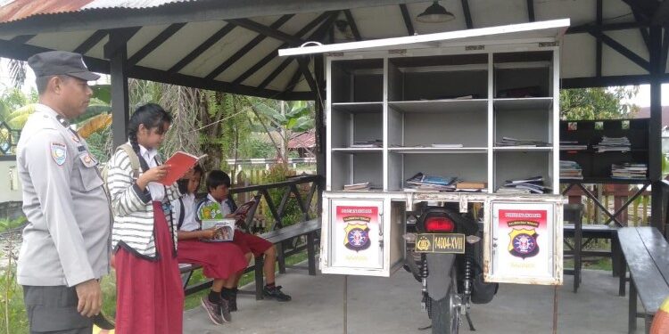 FOTO: MATAKALTENG - Personel Polsek Rakumpit, pada saat menyediaan buku bacaan untuk warga.