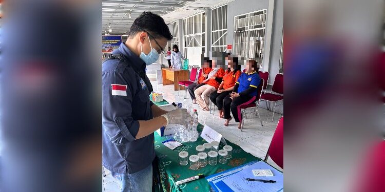 FOTO: MATAKALTENG - Personel Sidokkes Polresta Palangka Raya, pada saat melakukan tes urine di Lapas Perempuas Kelas IIA Palangka Raya.