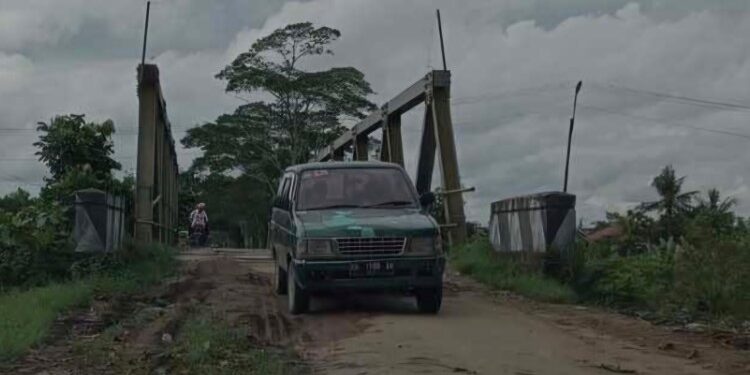 Foto:IST/MATA KALTENG - Kondisi jembatan patah di Jalan Kapten Mulyono Sampit.