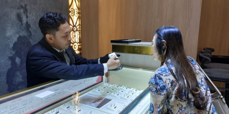 FOTO: MATAKALTENG - Salah seorang pengunjung pada saat melihat salah satu koleksi cincin The Palace Jeweler di Duta Mall Palangka Raya.