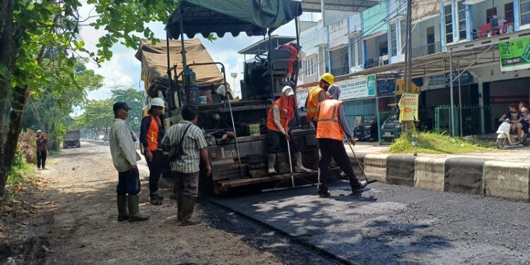 Foto:IST/MATA KALTENG - Pengaspalan Jalan Pemuda Sampit.