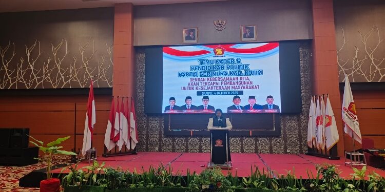 FOTO:IST/MATA KALTENG - Wabup Kotim Irawati saat membuka Pendidikan politik dan temu kader Partai Gerindra Kabupaten Kotawaringin Timur, Sabtu 4 Oktober 2025.