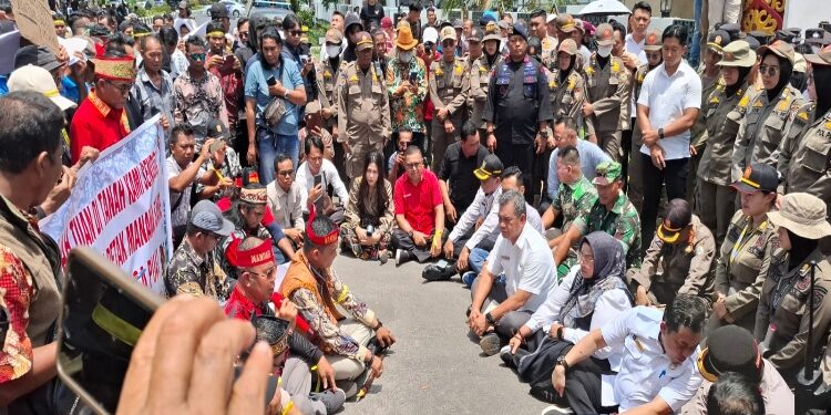 FOTO: DOK/MATA KALTENG - Demo masyarakat Kotim tuntut transfaransi pengelolaan lahan sitaan oleh Agrinas belum lama ini di Sampit.