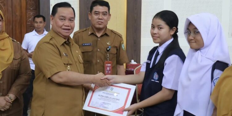 Foto:IST/MATA KALTENG - Bupati Kotim saat serahkan penghargaan pada siswa berprestasi.