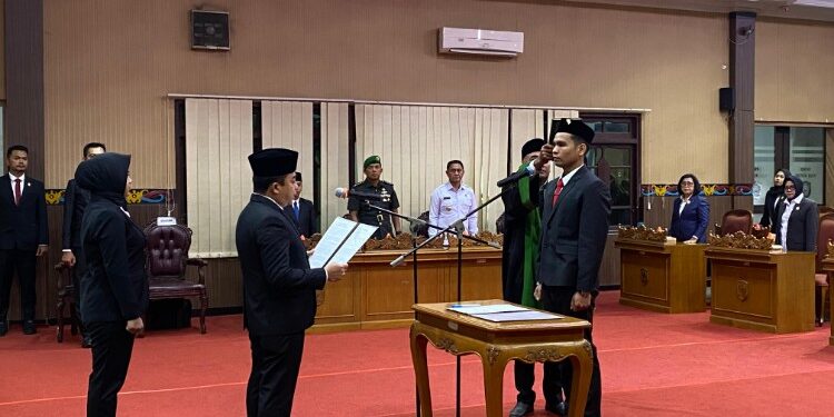 Foto:IST/MATA KALTENG - Ketua DPRD Kotim Rimbun saat lantik PAW, 6 Oktober 2025.