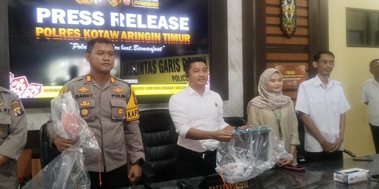 FOTO: AGUS/MATAKALTENG - Pihak kepolisian Polres Kotim saat menggelar konferensi pers ungkap kasus penemuan bayi di Tualan Hulu, Kotim beberapa waktu lalu. Senin, 6 Oktober 2025.