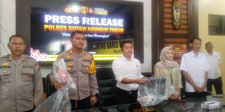 FOTO: AGUS/MATAKALTENG - Pihak kepolisian Polres Kotim saat menggelar konferensi pers ungkap kasus penemuan bayi di Tualan Hulu, Kotim beberapa waktu lalu. Senin, 6 Oktober 2025.
