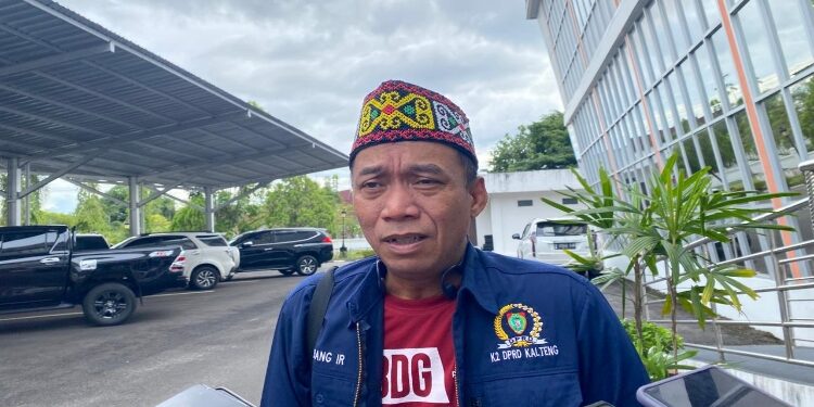 FOTO: NRA/MATA KALTENG – Wakil Ketua Komisi II DPRD Kalteng, Bambang Irawan, saat diwawancarai awak media di DPRD Kalteng.