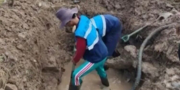 Foto:IST/MATA KALTENG - Proses perbaikan pipa PDAM yang bocor di Jalan Kembali, Kecamatan MB Ketapang pada bulan Juli 2025.