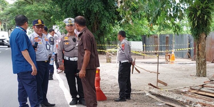 FOTO: MATAKALTENG - Plt Kadishub Kota Palangka Raya, Hadi Suwandoyo, saat melakukan pengaturan bahu jalan di sekitar Duta Mall Palangka Raya.
