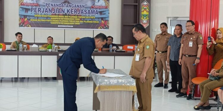 Foto:IST/MATA KALTENG - penandatanganan perjanjian kerja sama antara Dinas Penanaman Modal dan Pelayanan Terpadu Satu Pintu (DPMPTSP) dengan berbagai instansi penyelenggara pelayanan publik yang tergabung dalam Mal Pelayanan Publik (MPP) Kotim.