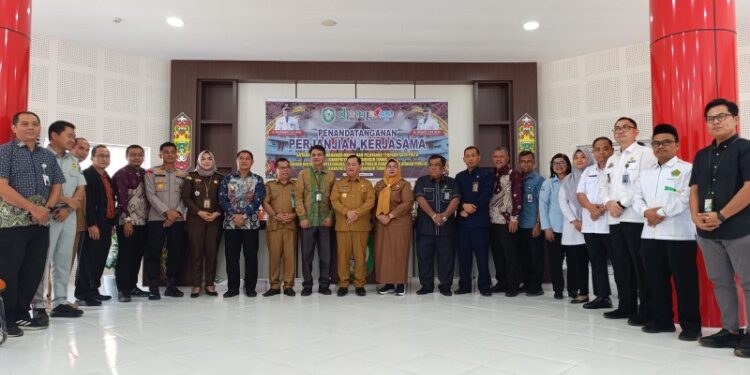 Foto:IST/MATA KALTENG - Penandatanganan kerjasama pelayanan di MPP Kotim bersama DPMPTSP.