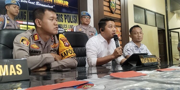 FOTO: AGUS/MATAKALTENG - Konferensi Pers yang dipimpin oleh Kasat Reskrim (tengah) bersama Kapolsek Parenggean terkait dengan pengungkapan kasus pembunuhan perempuan di Desa Merah, Kecamatan Tualan Hulu, Kotim.