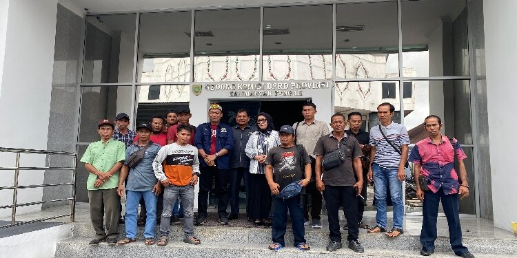 FOTO: MATA KALTENG – Komisi II DPRD Kalimantan Tengah, saat menerima audiensi Perwakilan Masyarakat Desa Petak Bahandang di DPRD Kalteng.
