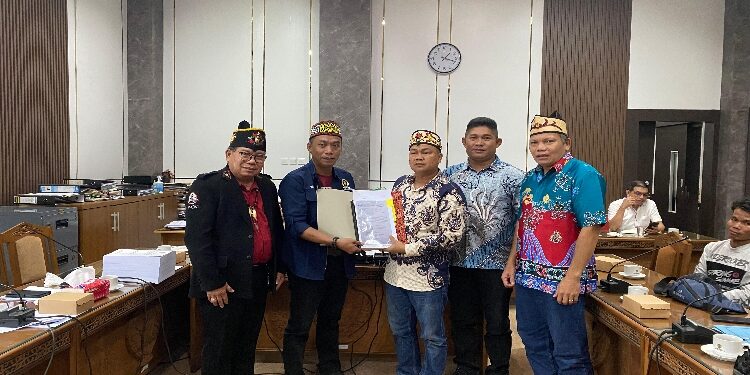 FOTO: NRA/MATAKALTENG- Komisi II DPRD Kalimantan Tengah menerima audiensi masyarakat adat Kecamatan Tualan Hulu, Kabupaten Kotawaringin Timur, terkait sengketa lahan dengan PT Hutanindo Agro Lestari (PT HAL).