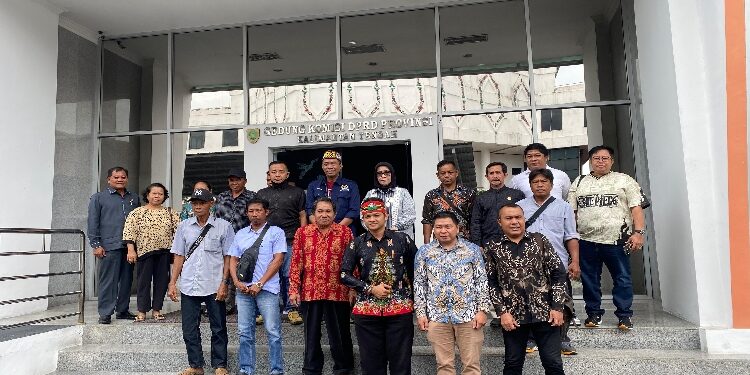 FOTO: NRA/MATA KALTENG – Komisi II DPRD Kalimantan Tengah saat menerima audiensi masyarakat Desa Buhut Jaya terkait sengketa lahan dengan PT Tri Oetama Persada.
