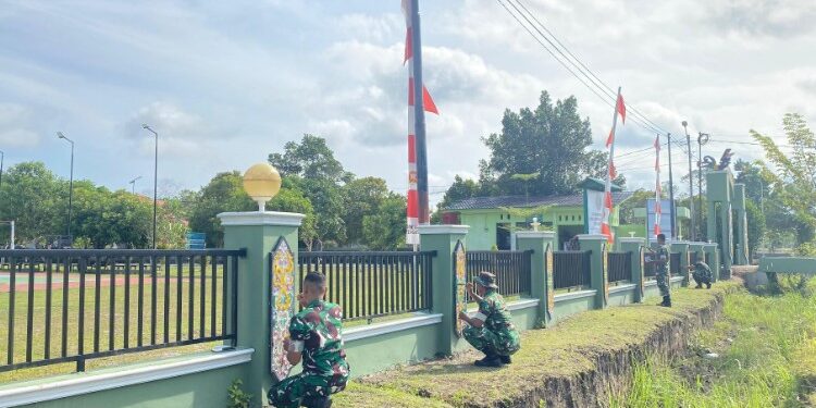 FOTO: MATAKALTENG - Suasana Personel TNI sedang melaksanakan perbaikan sarana, penataan lingkungan, dan pembersihan area kerja.