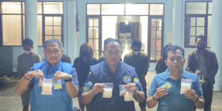 Foto:IST/MATA KALTENG - Ketua DPRD Kotim Rimbun (kanan) saat hadiri konferensi pers barang bukti narkoba bersama BNNK dan BNNP.