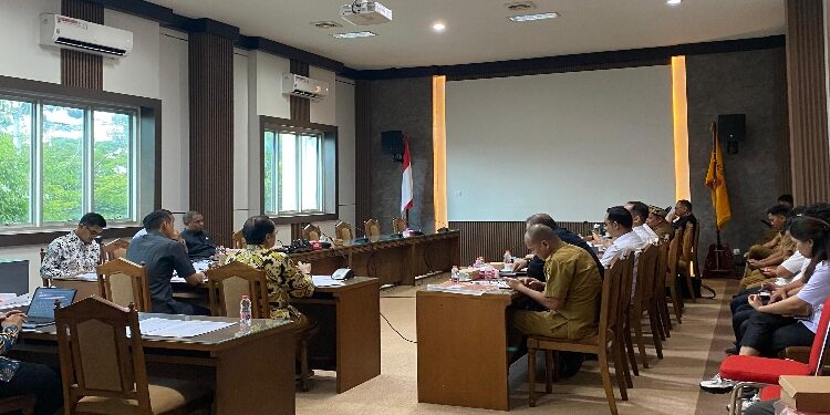 FOTO: NRA/MATA KALTENG – Komisi IV DPRD Kalteng bersama anggota DPD RI Agustin Teras Narang Rapat Dengar Pendapat (RDP) di Aula Ruang Komisi IV DPRD Kalteng.