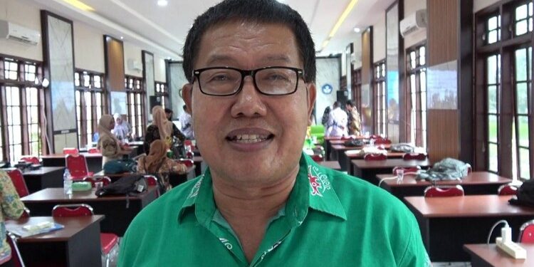 Foto:Kepala SMPN 1 Sampit Suyoso.