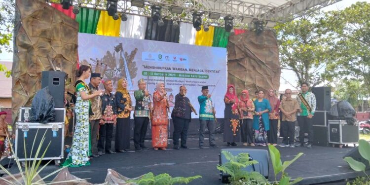Foto:IST/MATA KALTENG - Pembukaan Pameran “Mandau Penyang Pambelum” di Mesuem Kayu Sampit.