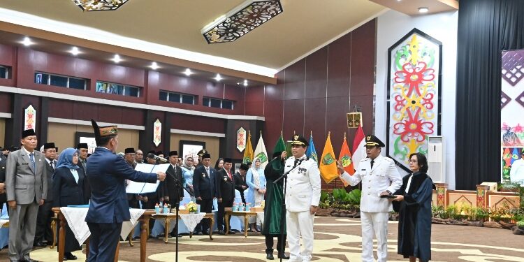 FOTO: NRA/MATAKALTENG - Gubernur Kalimantan Tengah, H. Agustiar Sabran,H. Resmi melantik Shalahuddin dan Felix Sonadie Y. Tingan sebagai Bupati dan Wakil Bupati Barito Utara.
