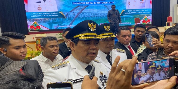 FOTO: NRA/MATAKALTENG - Bupati Kabupaten Barito Utara, H. Shalahuddin, saat diwawancarai awak media, usai pelantikan di AJT, Kantor Gubernur Kalteng.