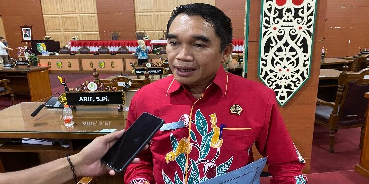 FOTO: NRA/MATA KALTENG – Kepala Kantor Pertanahan Kota Palangka Raya, Ferdinan Adinoto, saat diwawancarai media di DPRD Kota Palangka Raya.