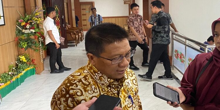 FOTO: NRA/MATA KALTENG – Ketua DPRD Kota Palangka Raya, Subandi, saat diwawancarai awak media.