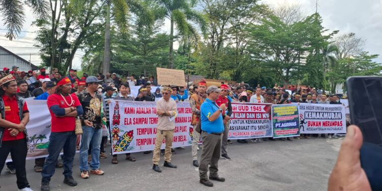Foto:IST/MATA KAKTENG - Aksi damai masyarakat Kabupaten Kotim saat menuntut terealisasi lahan plasma.