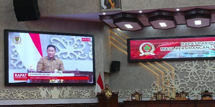 FOTO: NRA/MATAKALTENG – Wakil Gubernur Kalimantan Tengah H. Edy Pratowo saat menyampaikan nota pengantar Raperda APBD Tahun Anggaran 2026 di ruang rapat paripurna DPRD Kalteng.