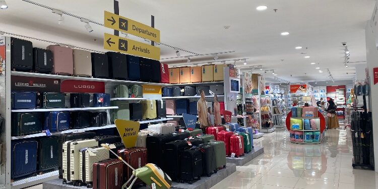 FOTO: NRA/MATA KALTENG – Suasana toko AZKO Duta Mall Palangka Raya. AZKO hadir sebagai toko pertama di Kalimantan Tengah dengan konsep modern dan inspiratif.