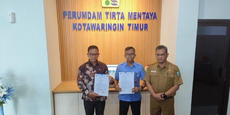 Foto:IST/MATA KALTENG - Serah terima jabatan kepala Perumdam Tirta Mentaya.