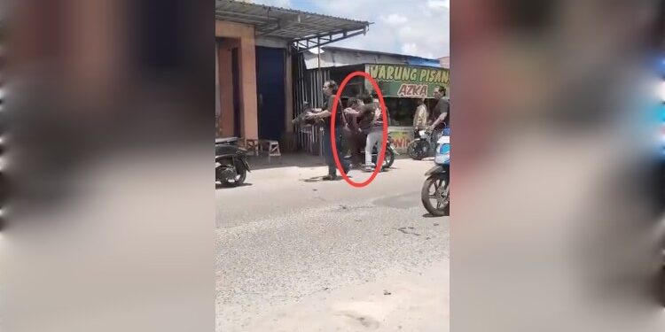 FOTO: IST/MATAKALTENG- Penangkapan terduga pelaku tindak kejahatan di wilayah pasar Keramat, Kecamatan Baamang pada Selasa siang.