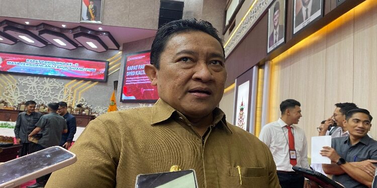 FOTO: NRA/MATAKALTENG – Wakil Gubernur Kalimantan Tengah H. Edy Pratowo saat diwawancarai usai rapat paripurna penyampaian Nota Keuangan Raperda APBD Tahun Anggaran 2026 di DPRD Provinsi Kalimantan Tengah.