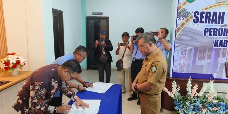 Foto:IST/MATA KALTENG - Sertijab kepala Perumdam Tirta Mentaya periode 2025–2030.