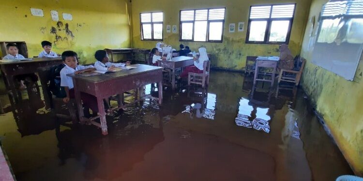 Foto:IST/MATA KALTENG - Kondisi banjir di SDN Kunjung Lampuyang.