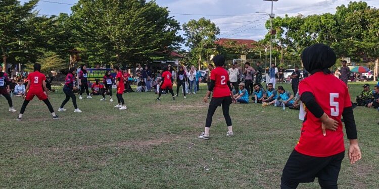 Foto: Peserta putri bertanding olahraga tradisional hadang yang disaksikan oleh Bupati Sukamara Masduki, Rabu (15/10/2025).