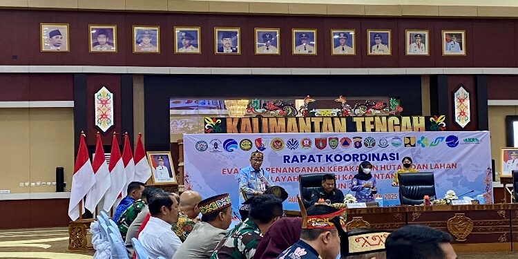 FOTO: NRA/MATAKALTENG – Plt. Sekda Kalteng Leonard S. Ampung saat menyampaikan sambutannya dalam Rapat Evaluasi di Aula Jayang Tingang, Kamis 16 Oktober 2025.